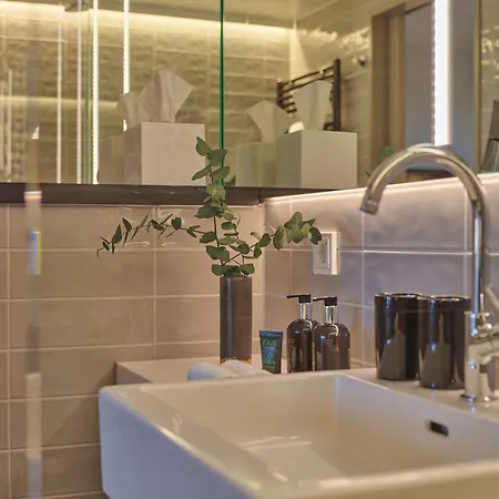 Adina Hotel 4*