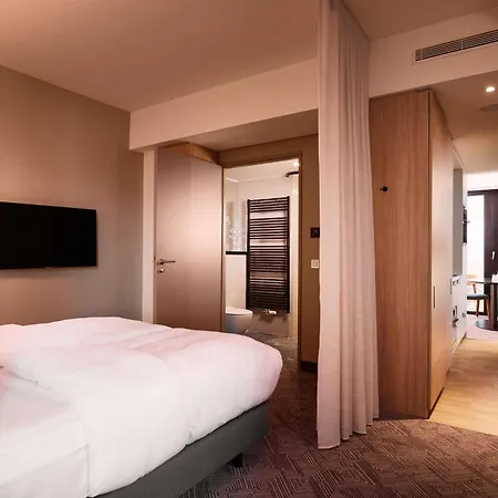 Adina Hotel 4*