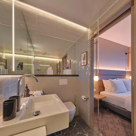 Adina 4*